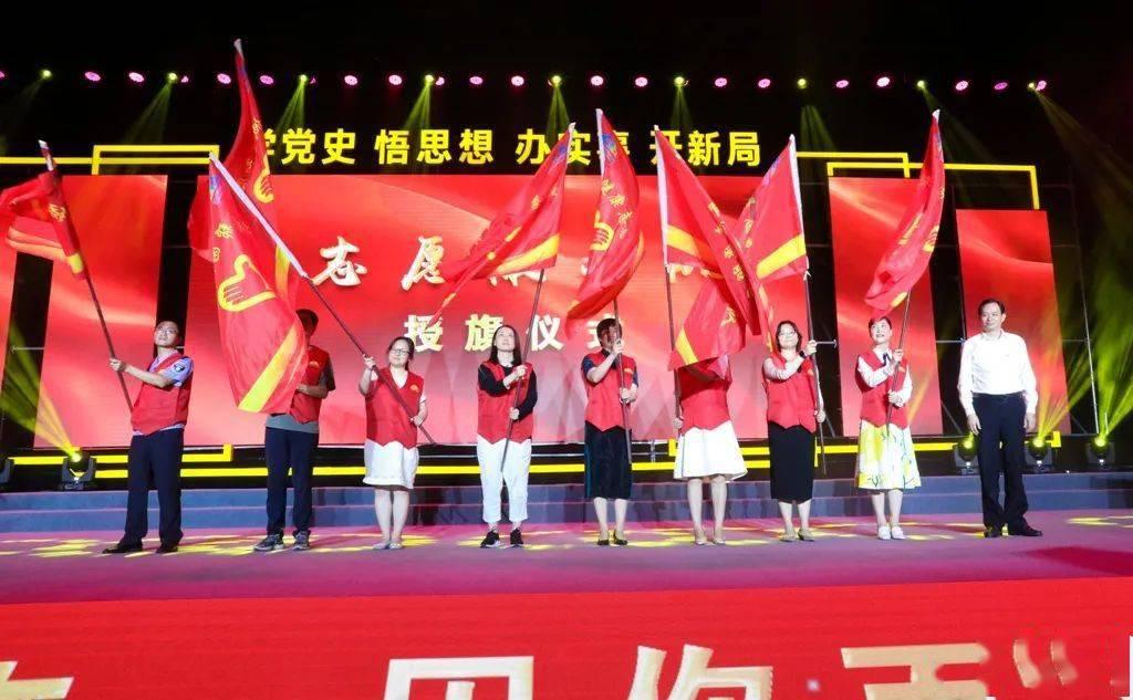 一个男生为什么突然变成这样？说自己是快递员，又说自己是大学老师，被嘲笑后突然发怒说我就是再玩你！