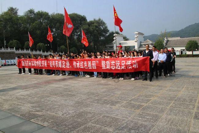 同治年间,俩乞丐街头耍“人面蛇”,真相令人胆寒:此非蛇而是人