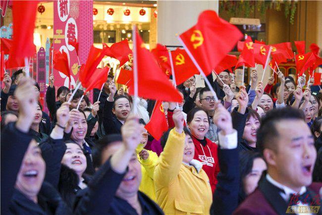 1960年,周赤萍中将写了一篇文章:11年后被革去了大军区政委职务